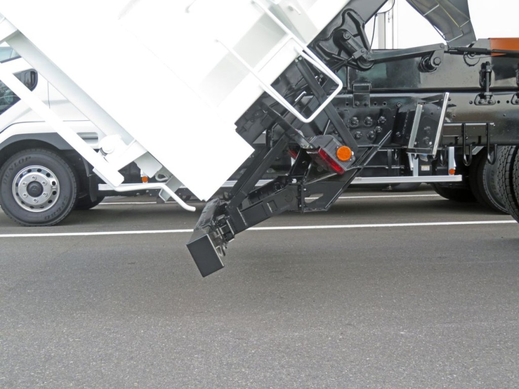 リアバンパーは可倒式です。|三菱 スーパーグレート 2PG-FV80HZの写真12