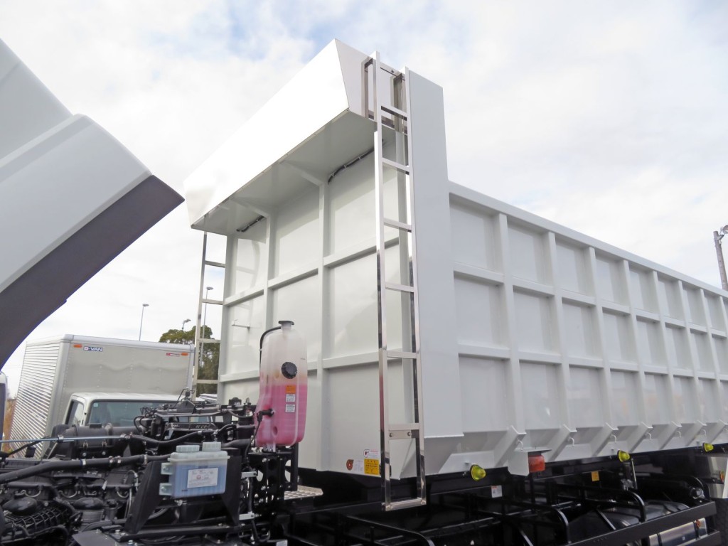 シートデッキ周り・ハシゴはステンレス製です。|三菱 スーパーグレート 2PG-FV80HZの写真14