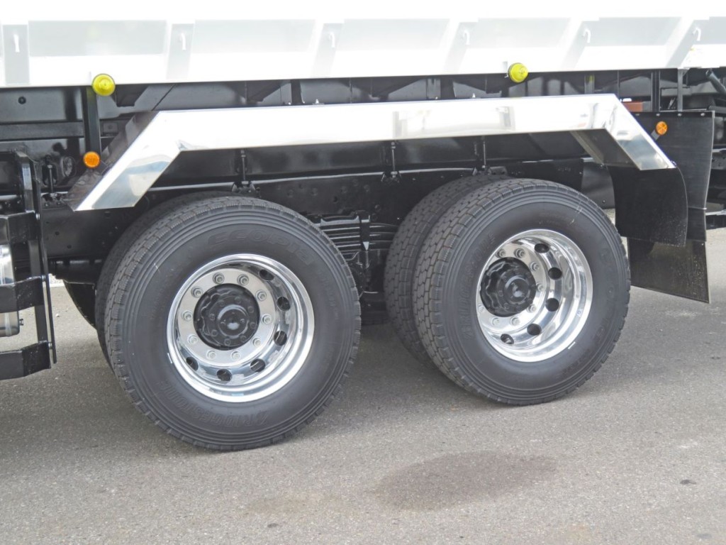 アルミホイールです。（リアフェンダーはステンレス製です）|三菱 スーパーグレート 2PG-FV80HZの写真18