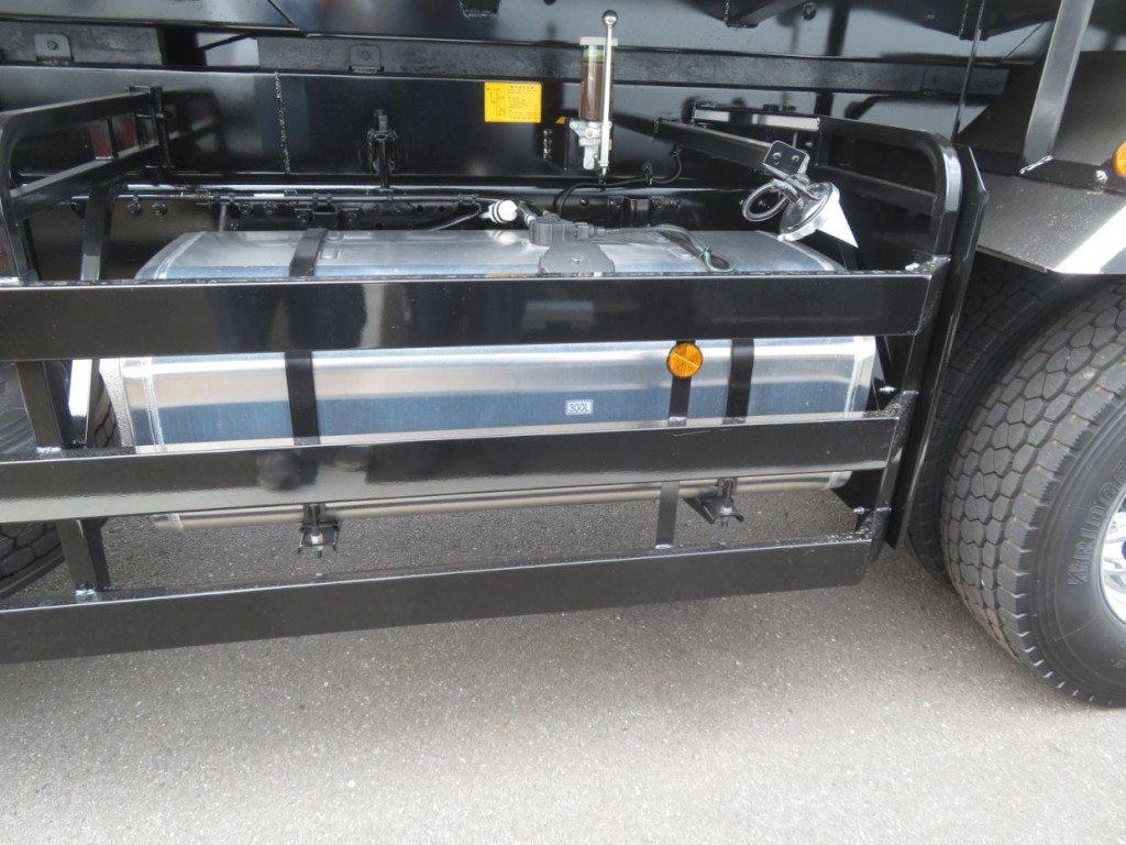 燃料タンクは300Lです。（アルミ製です）|三菱 スーパーグレート 2PG-FV80HZの写真24