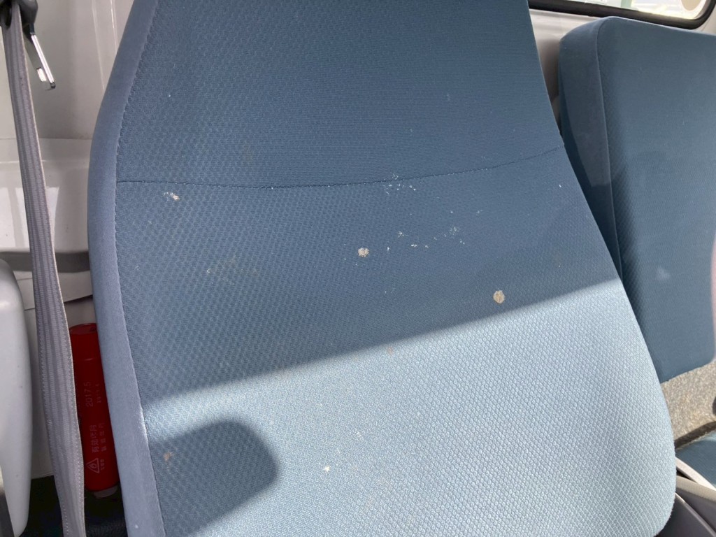 運転席シート背面にペンキが付着しています。|三菱 キャンター TPG-FBA00(2WD)の写真8