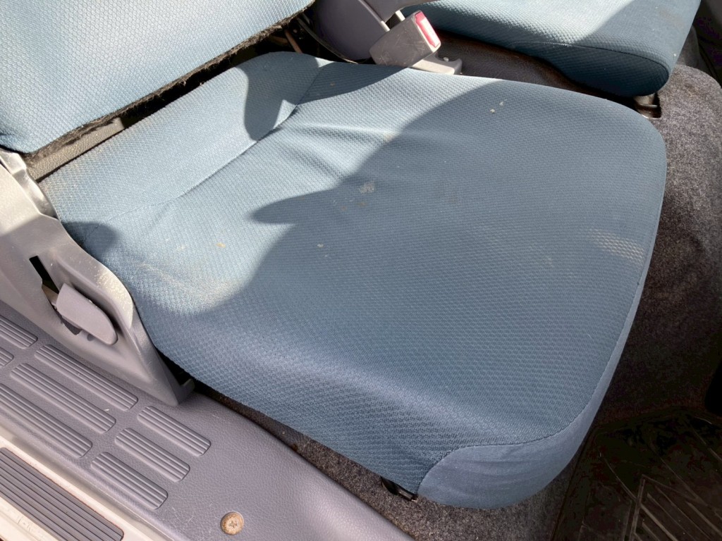 運転席シート座面にヘタリ・ペンキが付着しています。|三菱 キャンター TPG-FBA00(2WD)の写真9