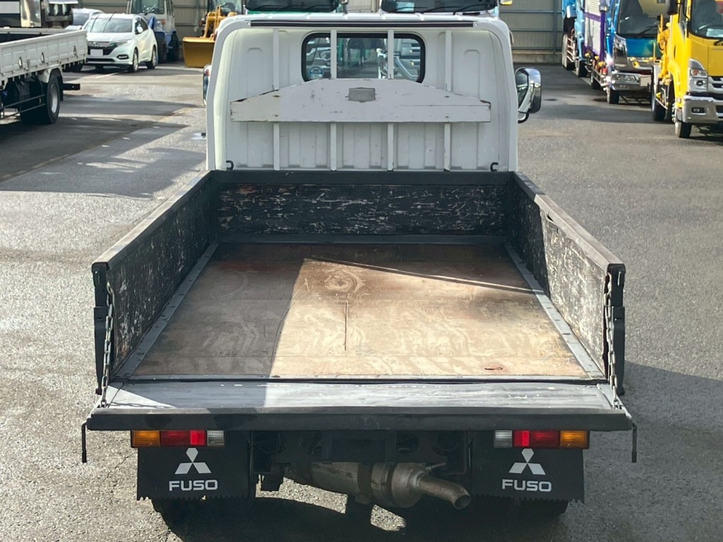 床は板張りです。|三菱 キャンター TPG-FBA00(2WD)の写真10