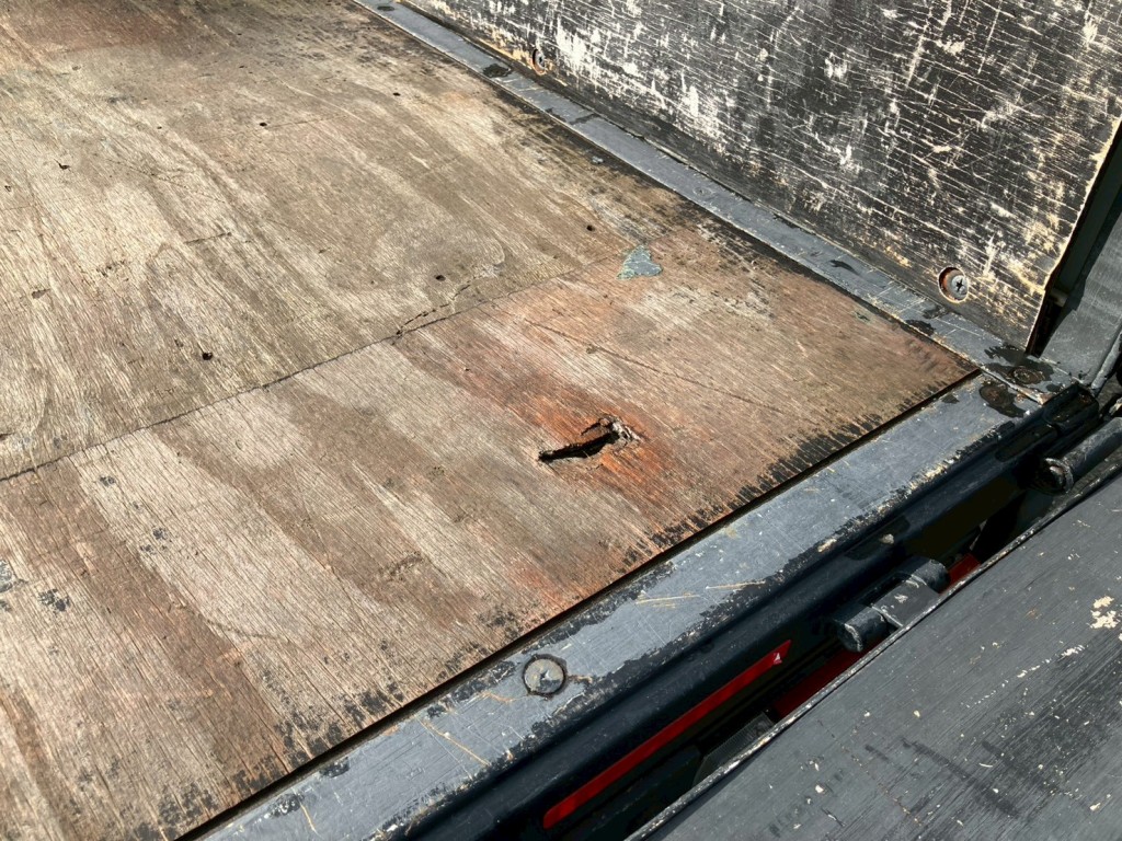 床板に穴があります。|三菱 キャンター TPG-FBA00(2WD)の写真12