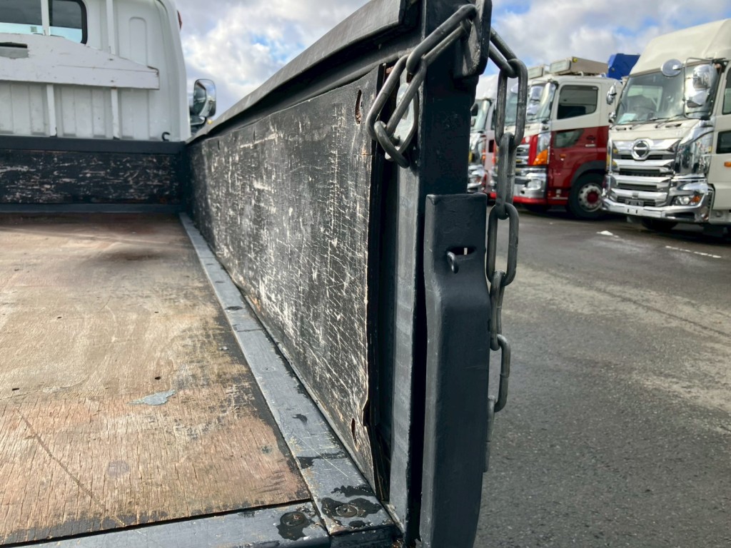 運転席側アオリ内側板張りに膨らみがあります。|三菱 キャンター TPG-FBA00(2WD)の写真14