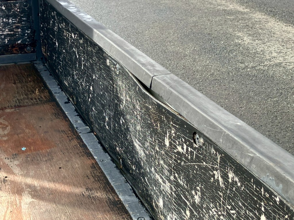 運転席側アオリ内側板張りに膨らみがあります。|三菱 キャンター TPG-FBA00(2WD)の写真15