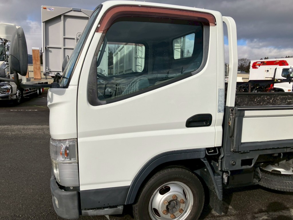 助手席側ドアフェンダー部に塗装跡があります。|三菱 キャンター TPG-FBA00(2WD)の写真20