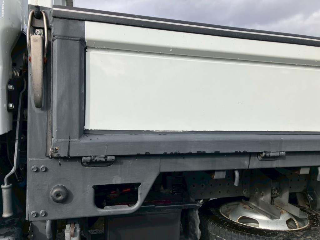 助手席側ボディーに塗装跡があります。|三菱 キャンター TPG-FBA00(2WD)の写真22