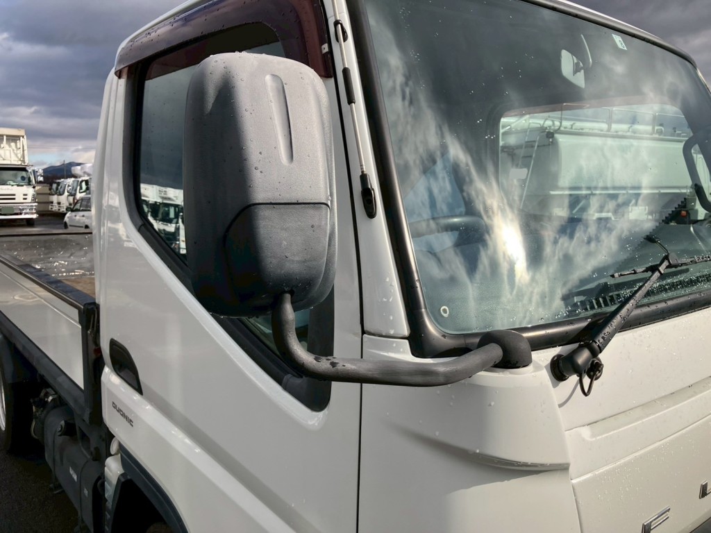 運転席側ミラーカバーに塗装跡があります。|三菱 キャンター TPG-FBA00(2WD)の写真23