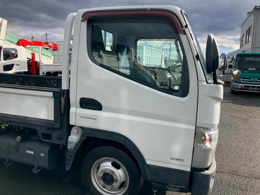 運転席側ドアフェンダー部に塗装跡があります。|三菱 キャンター TPG-FBA00(2WD)の写真26