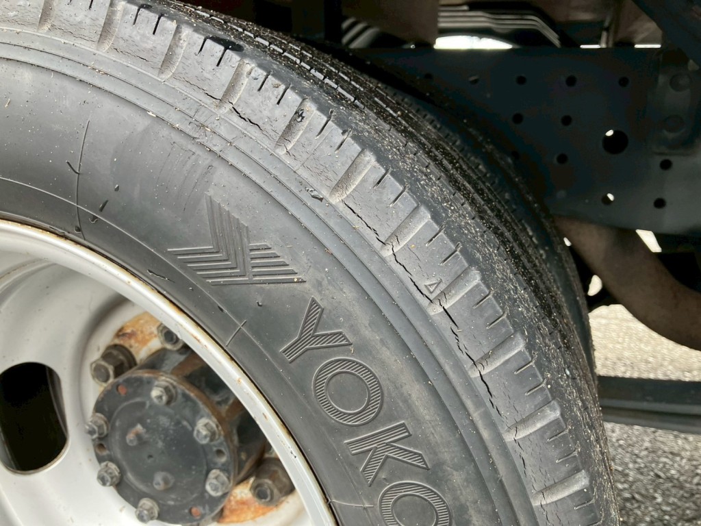 運転席側リヤタイヤサイドに亀裂があります。|三菱 キャンター TPG-FBA00(2WD)の写真33