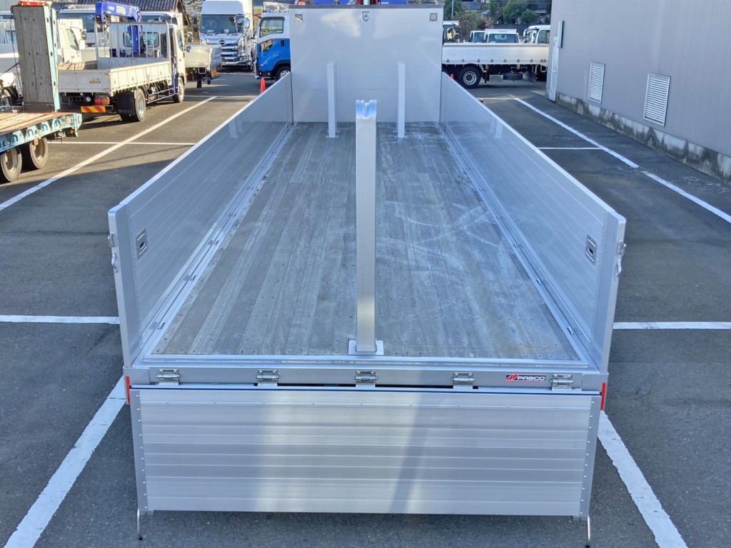 床は板張りです。(リヤ中央にスタンションが付いています)|三菱 スーパーグレート 2KG-FS70HZの写真8