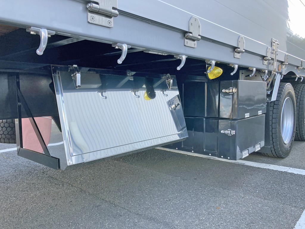 ボディー運転席側後方にステンレス製の工具箱が付いています。|三菱 スーパーグレート 2KG-FS70HZの写真14