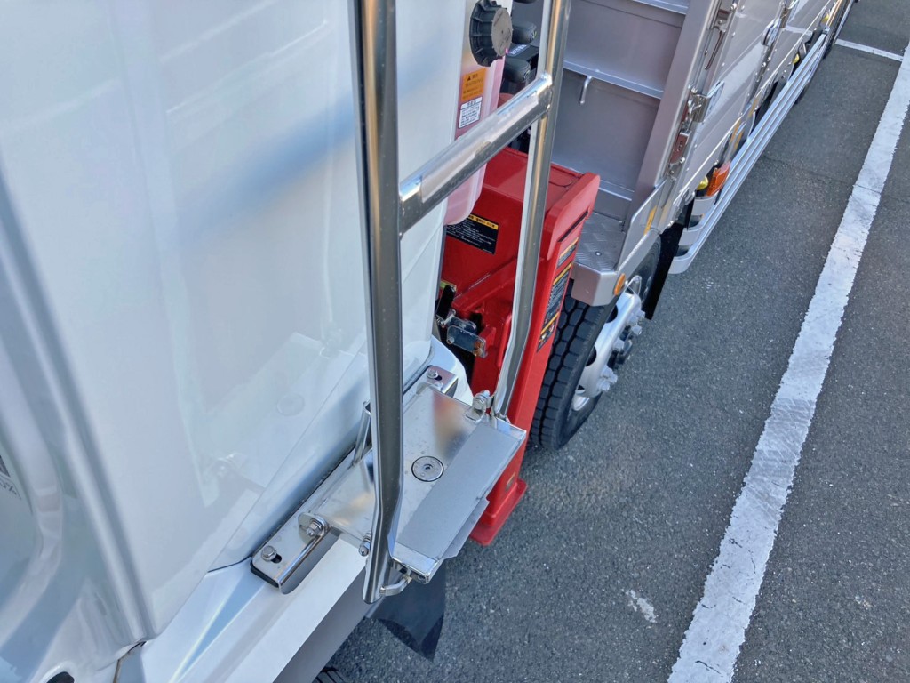 助手席側キャビンハシゴの滑り止めシールが剥がれています。|三菱 スーパーグレート 2KG-FS70HZの写真20