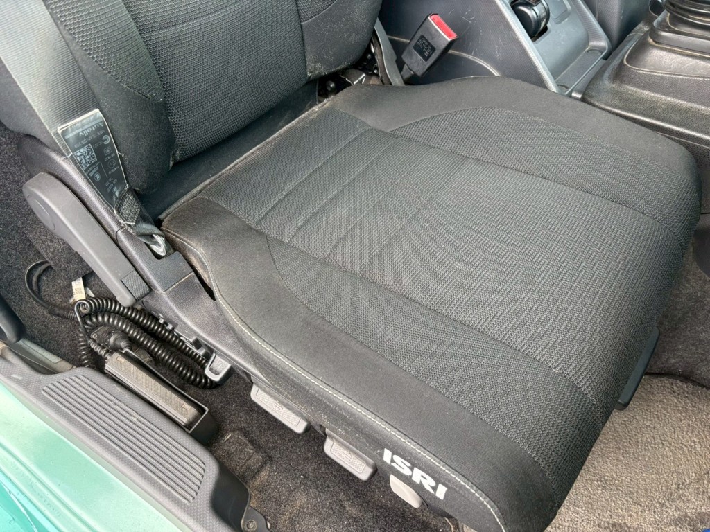 運転席座面ヘタリあります。|いすゞ ギガ 2PG-CYY77Cの写真7