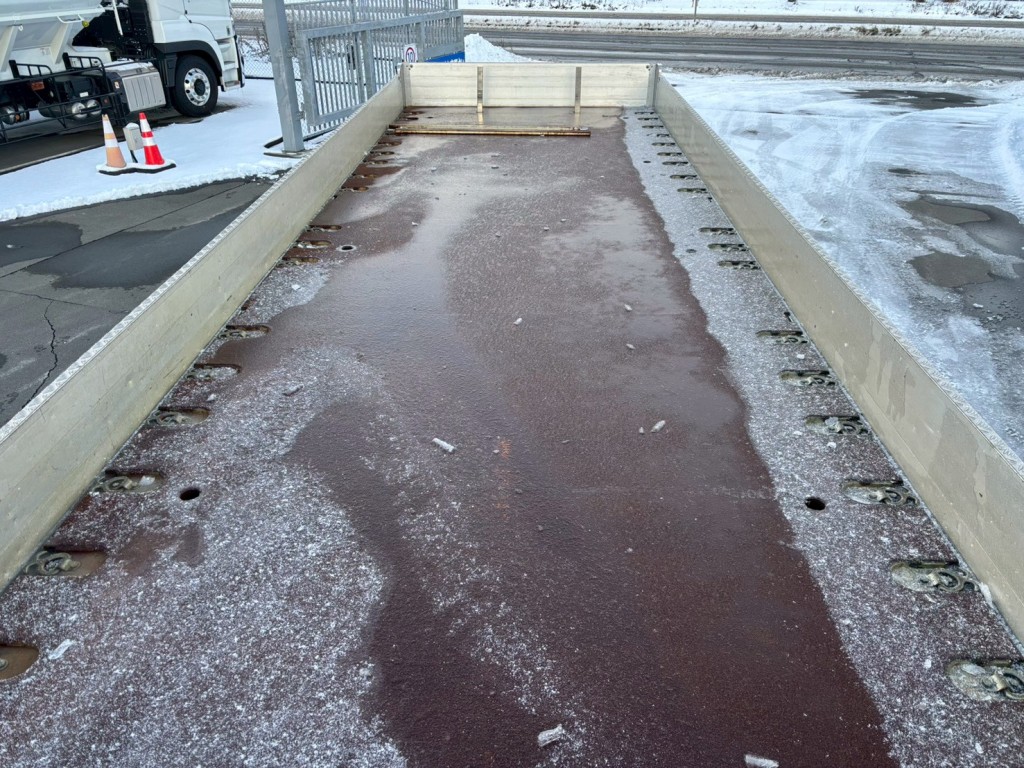 床は鉄板張りです。|いすゞ ギガ 2PG-CYY77Cの写真9