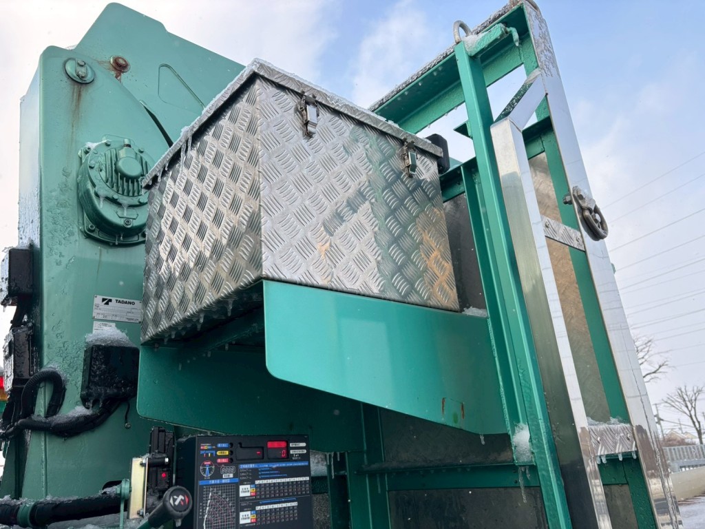 助手席側プロテクタ前側に工具箱が付いています。|いすゞ ギガ 2PG-CYY77Cの写真16