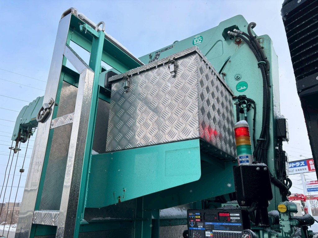 運転席側プロテクタ前側に工具箱が付いています。|いすゞ ギガ 2PG-CYY77Cの写真17