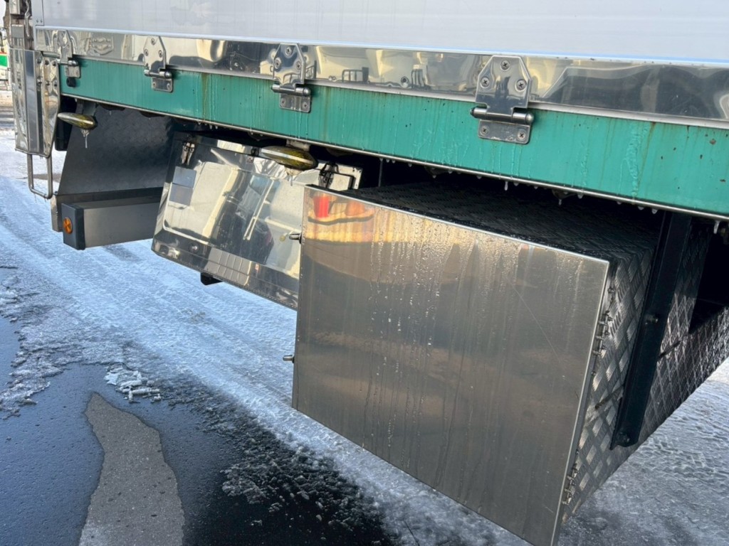 運転席側後方に工具箱・りん木入れがあります。|いすゞ ギガ 2PG-CYY77Cの写真19