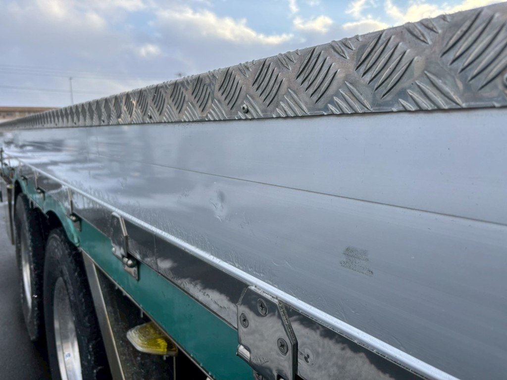 運転席側アオリにヘコミ傷あります。|いすゞ ギガ 2PG-CYY77Cの写真21