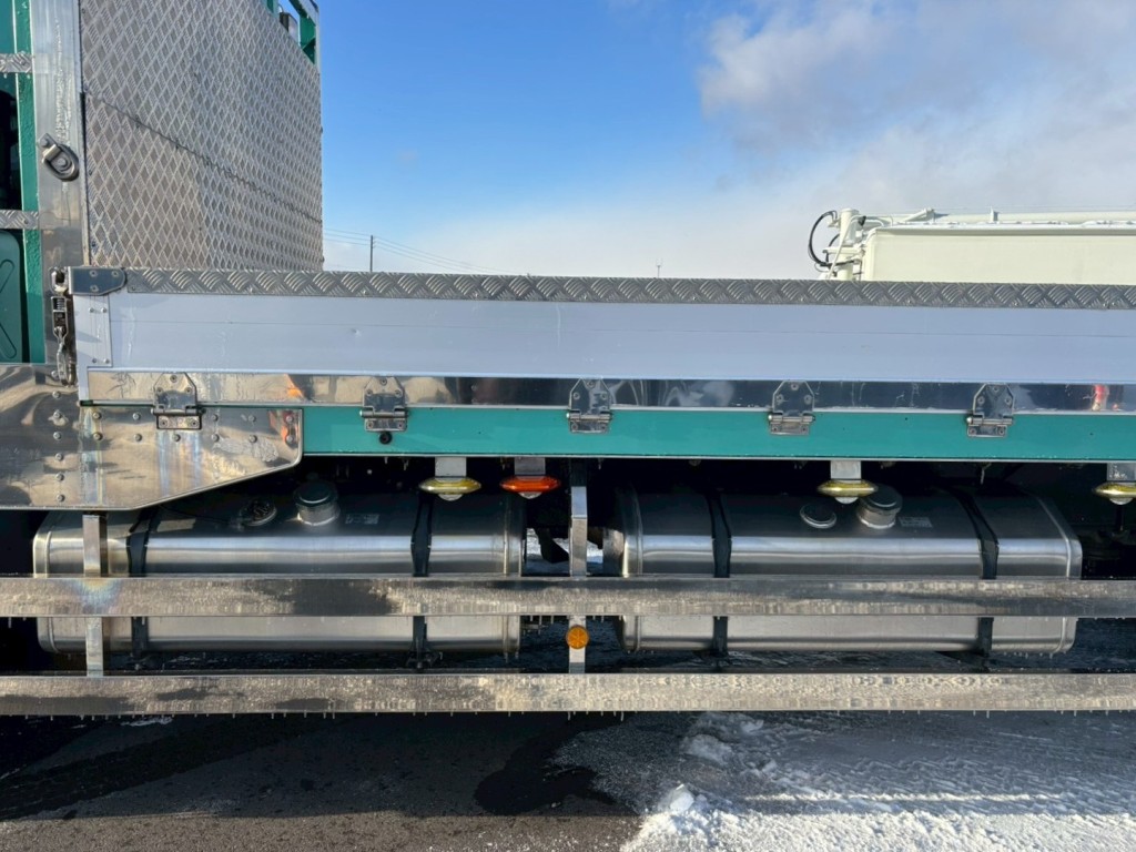 燃料タンクは300L・300Lです。|いすゞ ギガ 2PG-CYY77Cの写真24