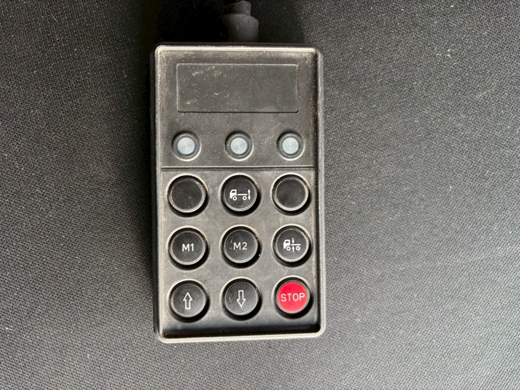 エアサスのコントローラーです。|いすゞ ギガ 2PG-CYY77Cの写真26