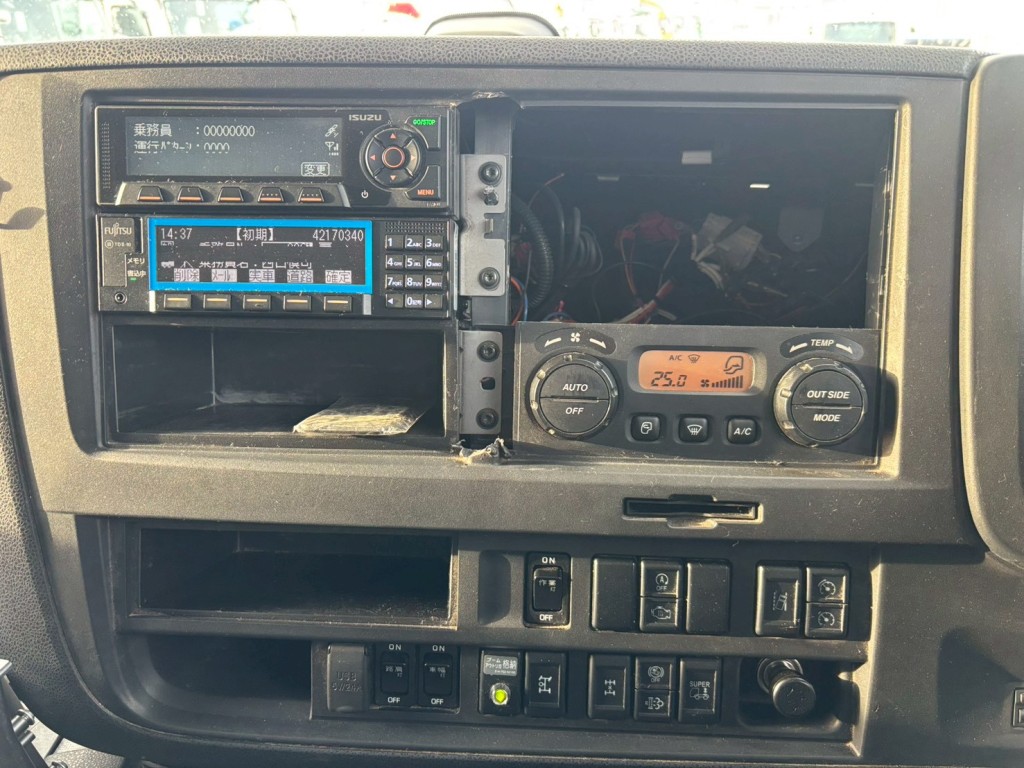 小物入れが欠品しています。|いすゞ ギガ 2PG-CYY77Cの写真30