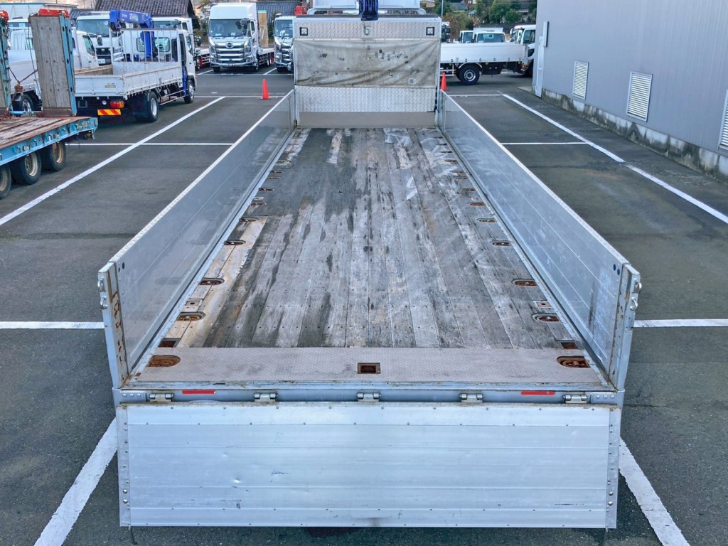 床は板張りです。|いすゞ ギガ QPG-CYJ77Bの写真9