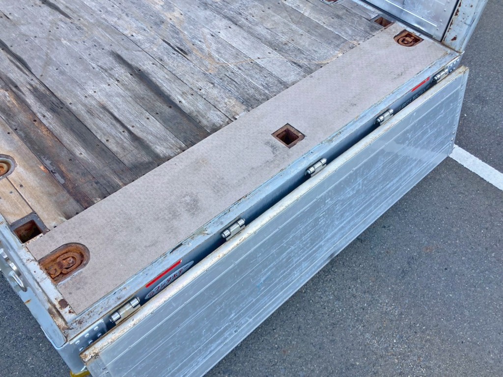 床板後方にラバーシートが張られています。|いすゞ ギガ QPG-CYJ77Bの写真10