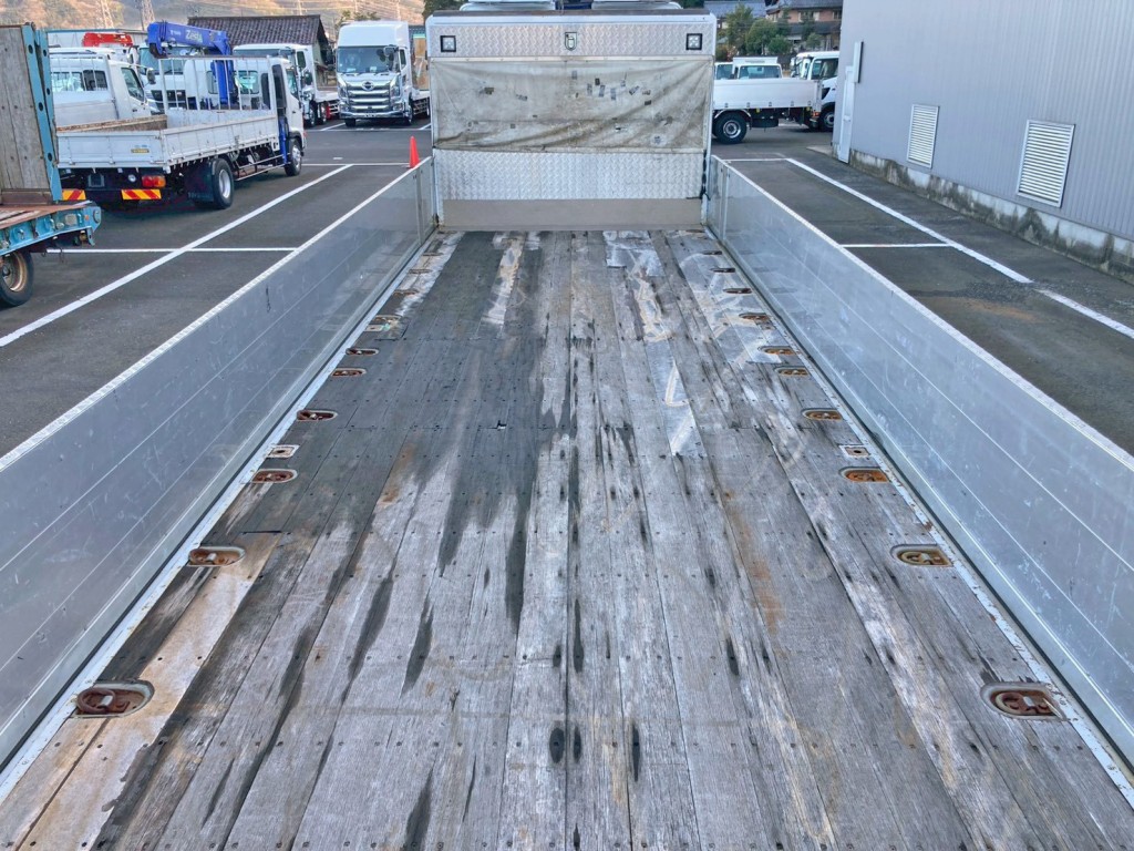 いすゞ ギガ QPG-CYJ77Bの写真11