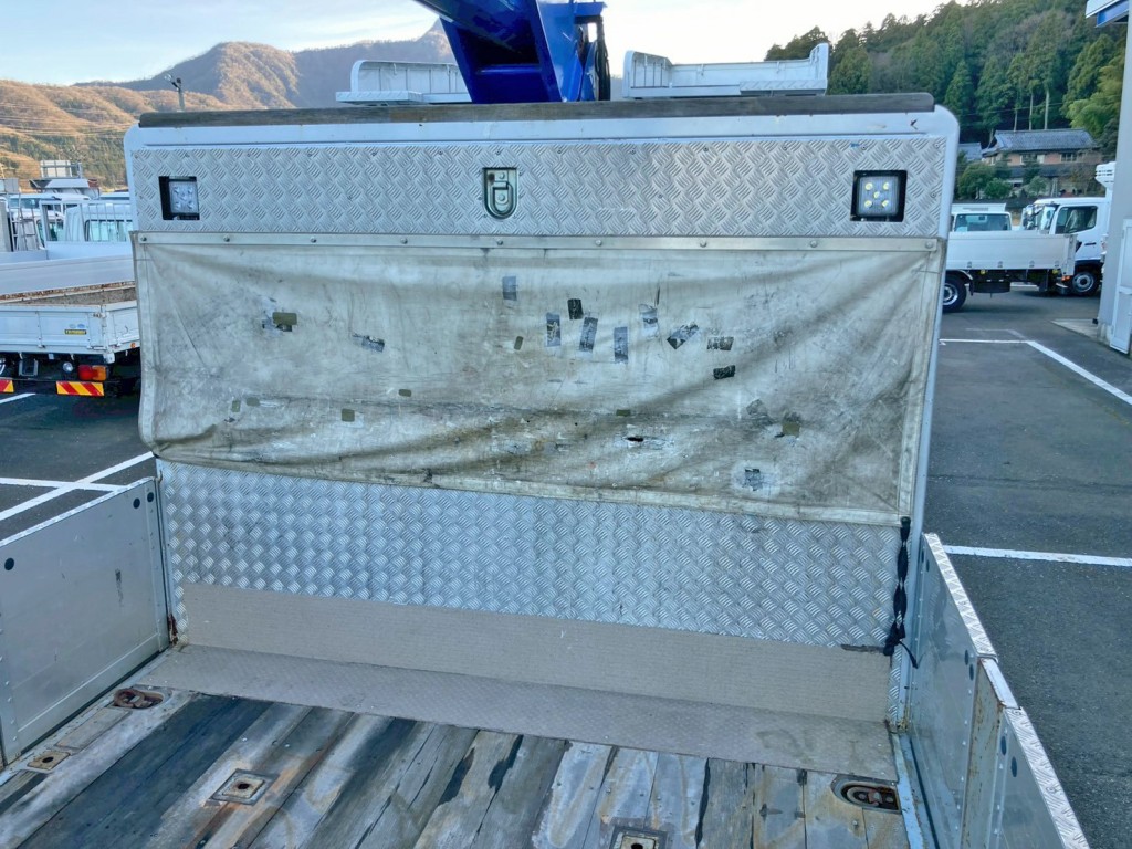 プロテクターは縞板アルミが張られています。|いすゞ ギガ QPG-CYJ77Bの写真12