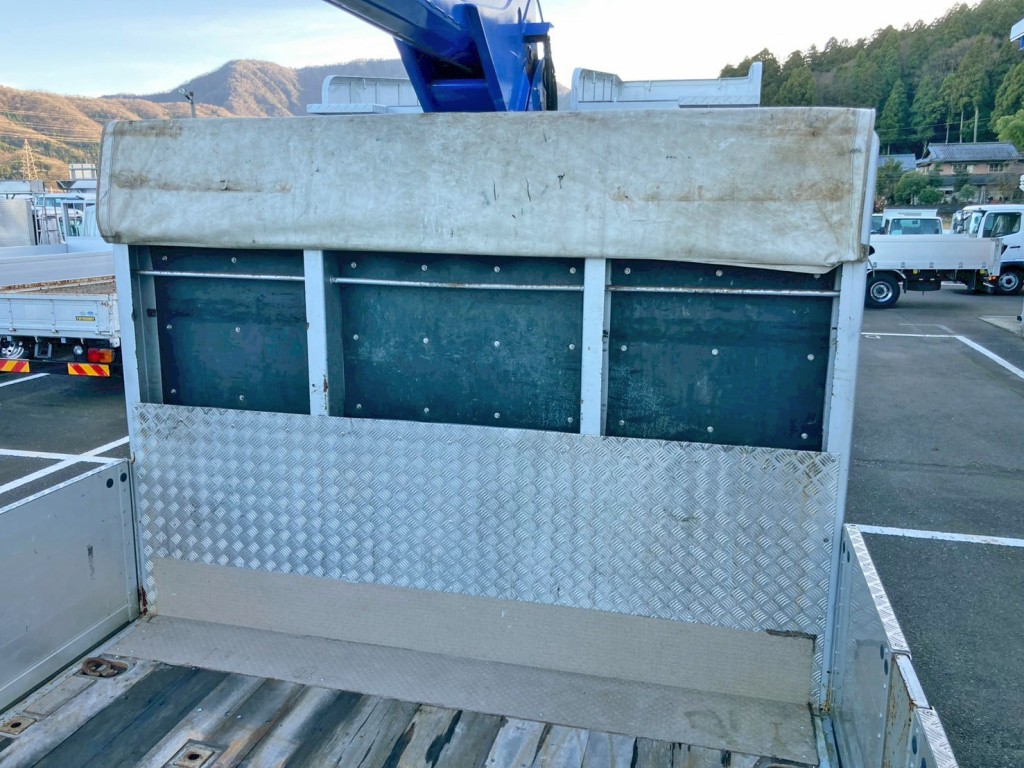 プロテクターにレバーブロック掛け付きの物入れが付いています。|いすゞ ギガ QPG-CYJ77Bの写真13