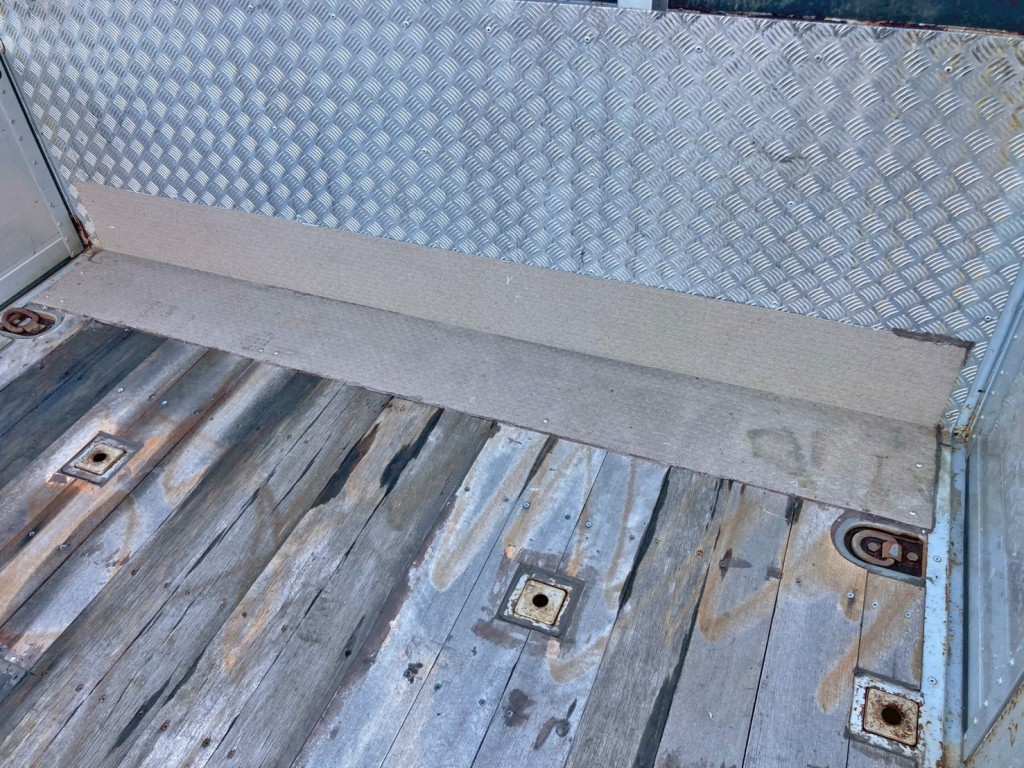 床板前方にもラバーシートが張られています。|いすゞ ギガ QPG-CYJ77Bの写真14