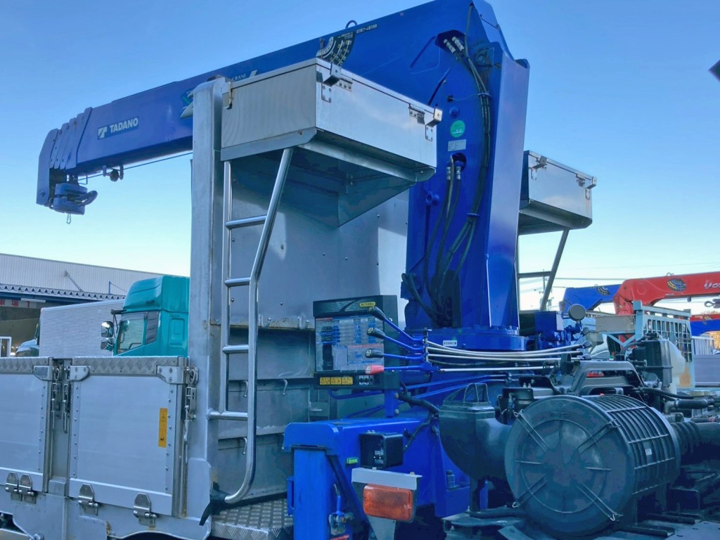 プロテクター前方左右にステンレス製の工具箱が付いています。|いすゞ ギガ QPG-CYJ77Bの写真15