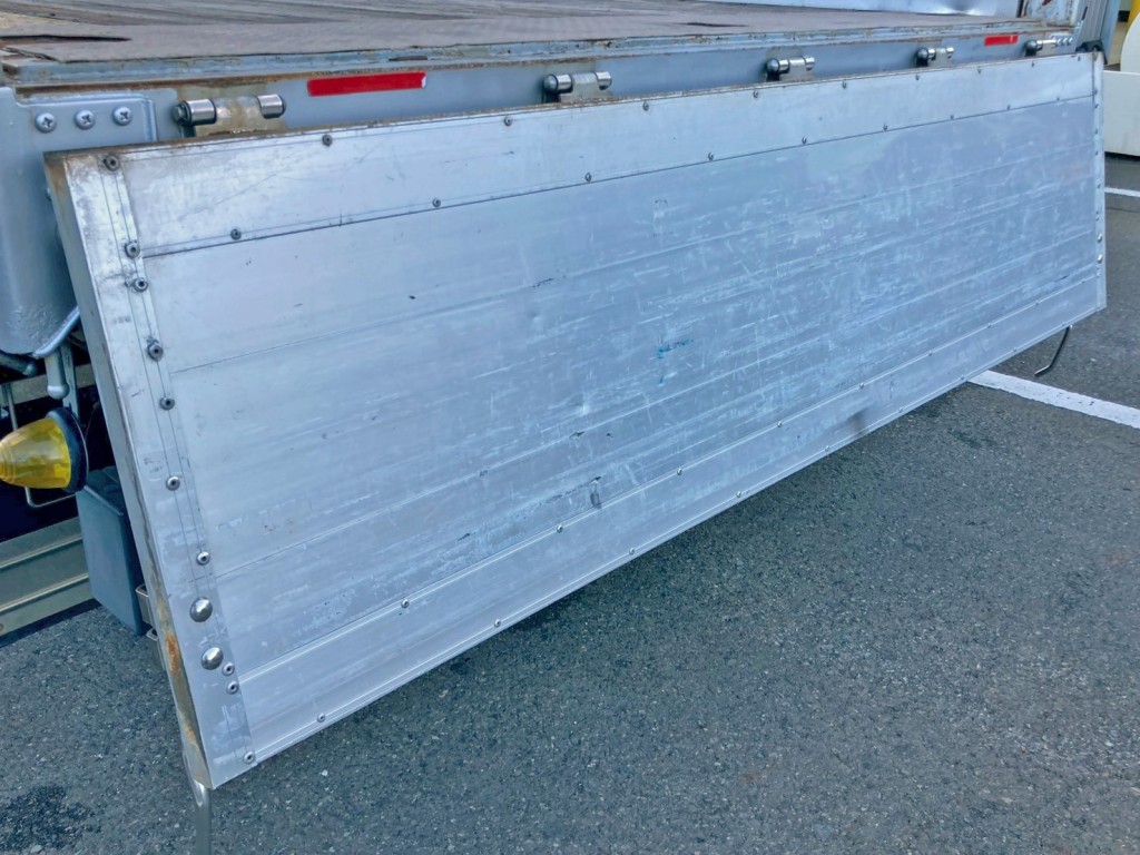 リヤアオリ内側にヘコミがあります。|いすゞ ギガ QPG-CYJ77Bの写真17