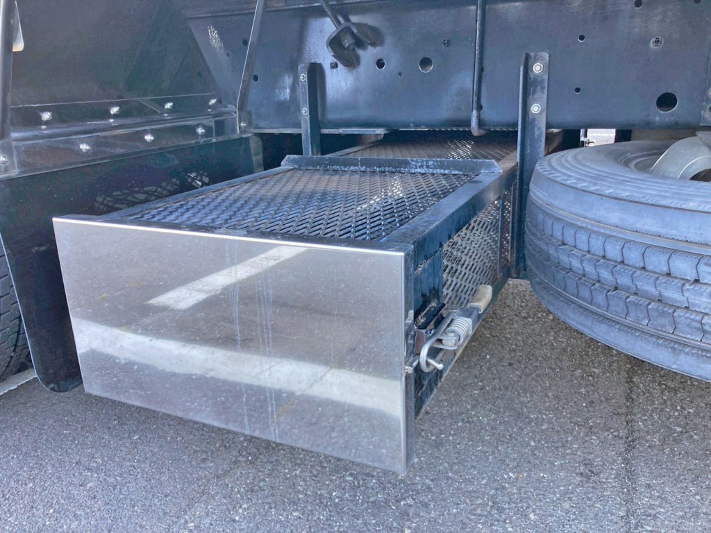 ボディー後方に金網仕様のりん木入れが付いています。|いすゞ ギガ QPG-CYJ77Bの写真18