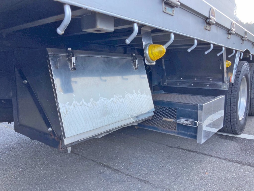 ボディー運転席側後方にステンレス製の工具箱が付いています。|いすゞ ギガ QPG-CYJ77Bの写真19