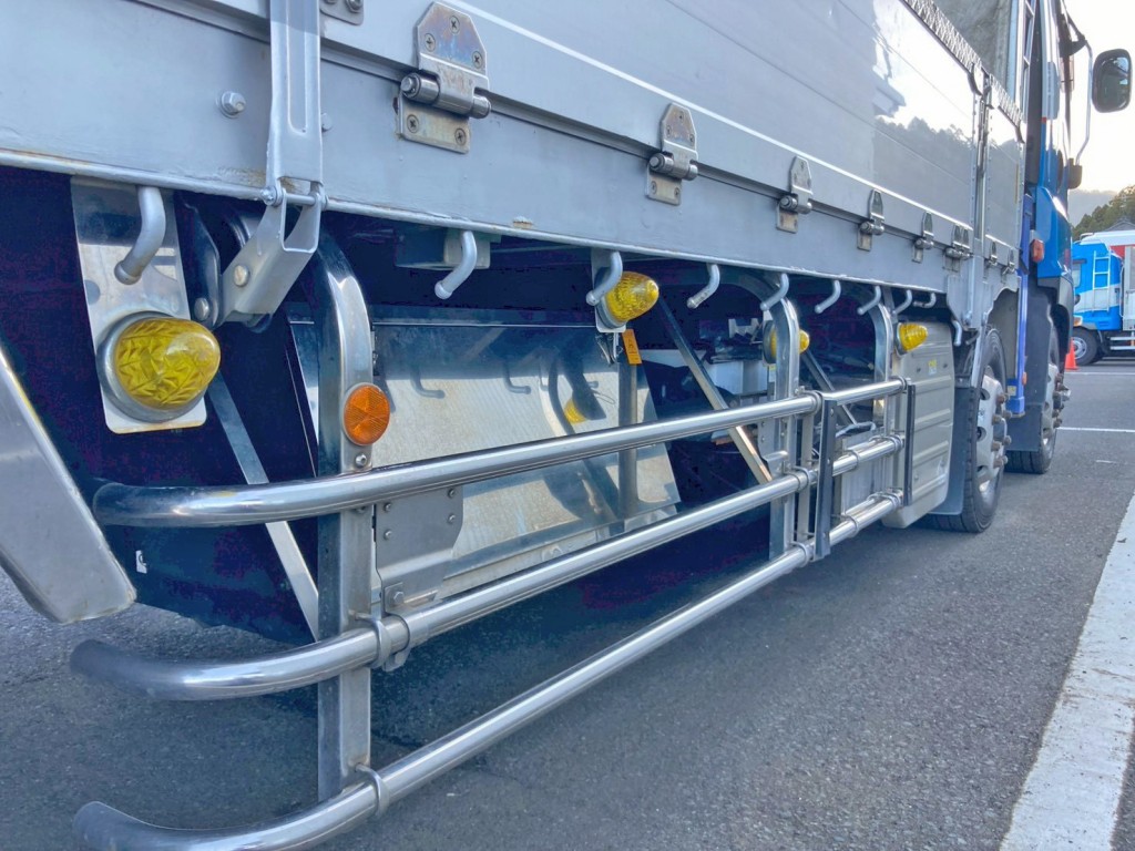 ボディー運転席側中央部にステンレス製の工具箱が付いています。|いすゞ ギガ QPG-CYJ77Bの写真20