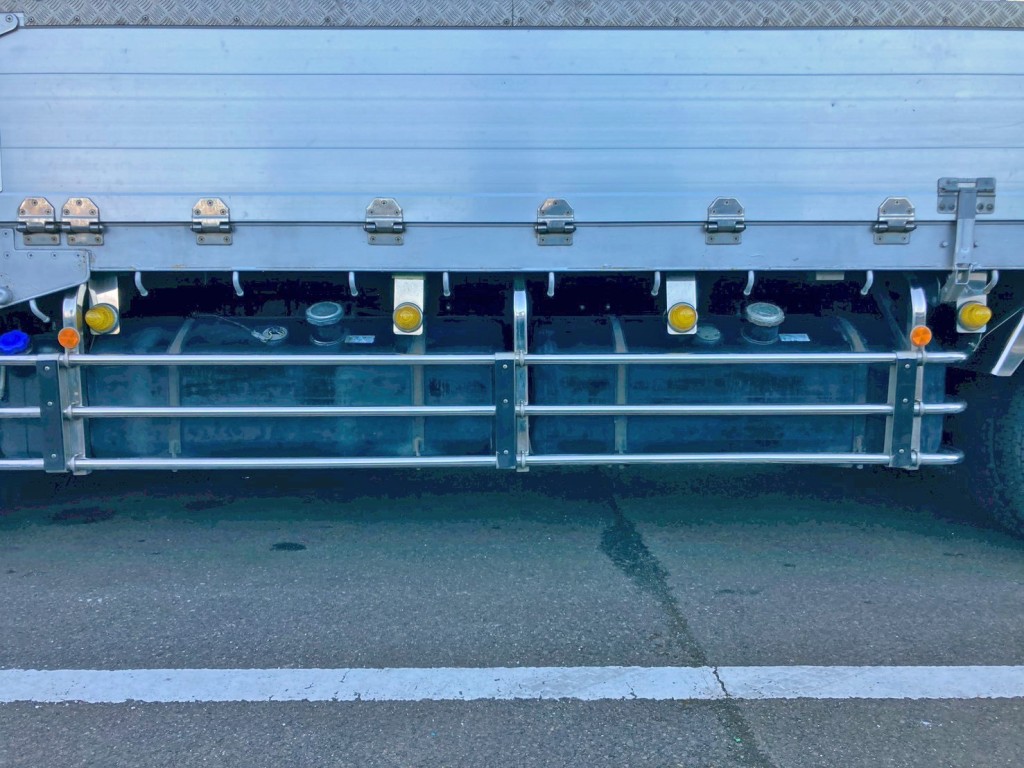 燃料タンクは300Lが2つ付いています。|いすゞ ギガ QPG-CYJ77Bの写真27