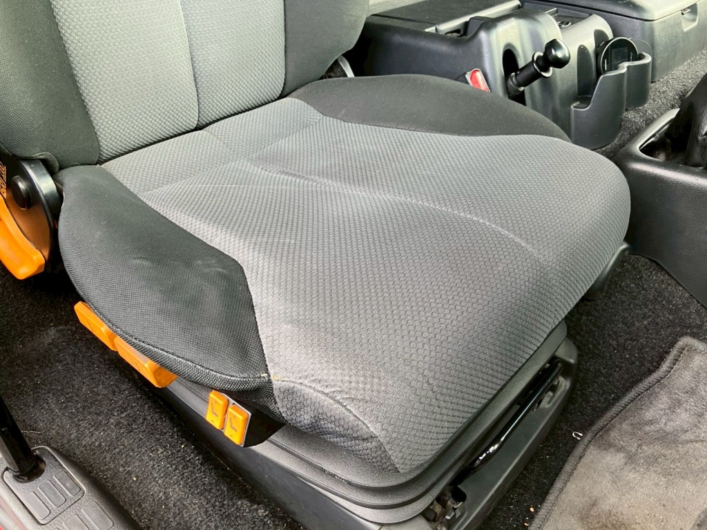 運転席シートにヘタリ・破れがあります。|日野 プロフィア QPG-FR1EXEGの写真8