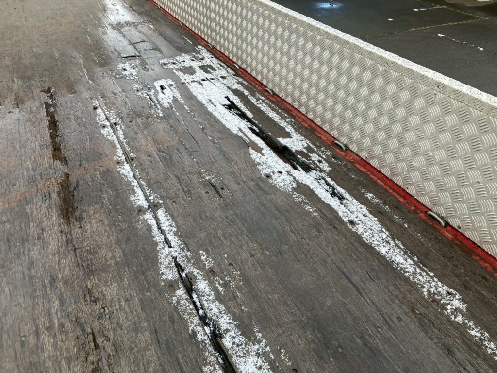 床板に腐食・割れがあります。|日野 プロフィア QPG-FR1EXEGの写真10