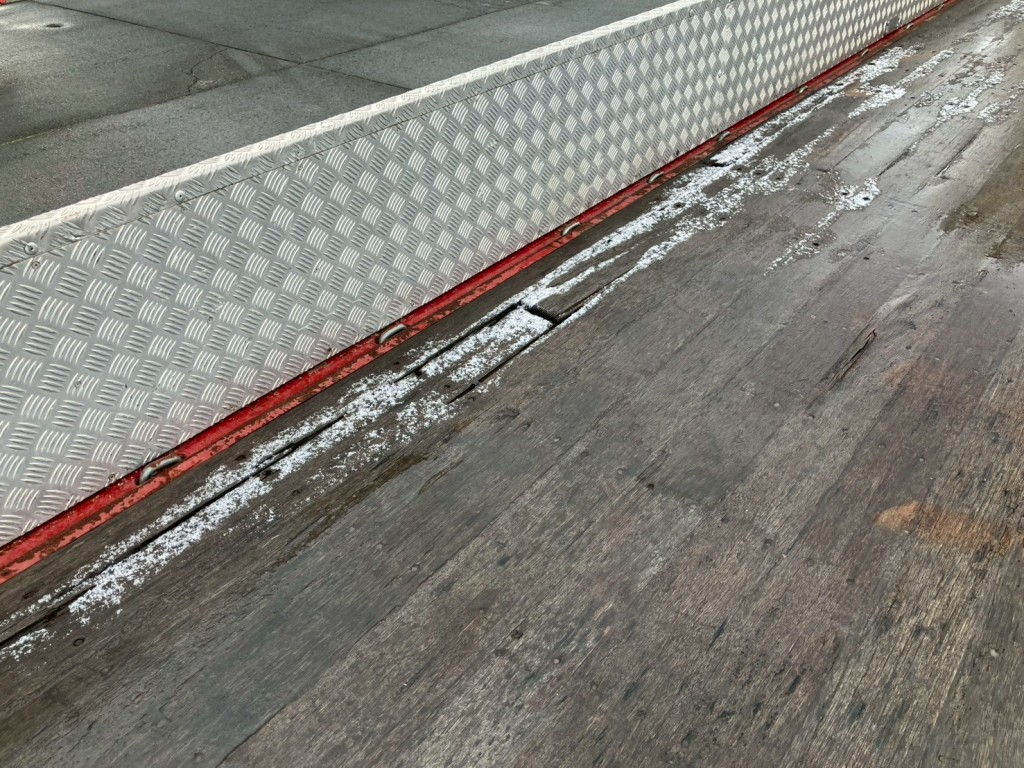 床板に腐食・割れがあります。|日野 プロフィア QPG-FR1EXEGの写真11