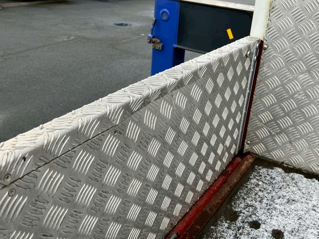 助手席側アオリにヘコミがあります。|日野 プロフィア QPG-FR1EXEGの写真13