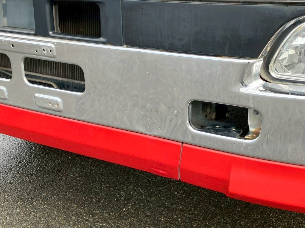 フロントバンパーにキズ・ヘコミがあります。|日野 プロフィア QPG-FR1EXEGの写真27