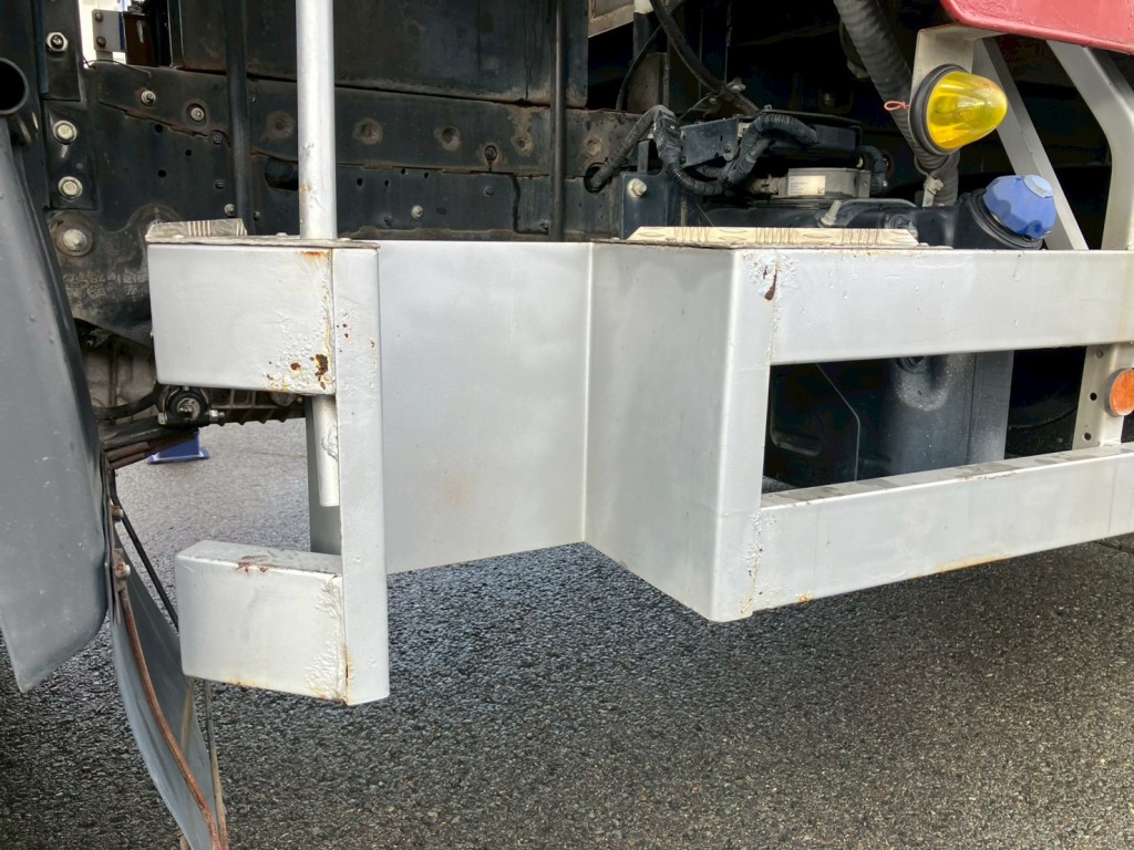 助手席側サイドバンパーにキズ・サビ・塗装跡があります。|日野 プロフィア QPG-FR1EXEGの写真30