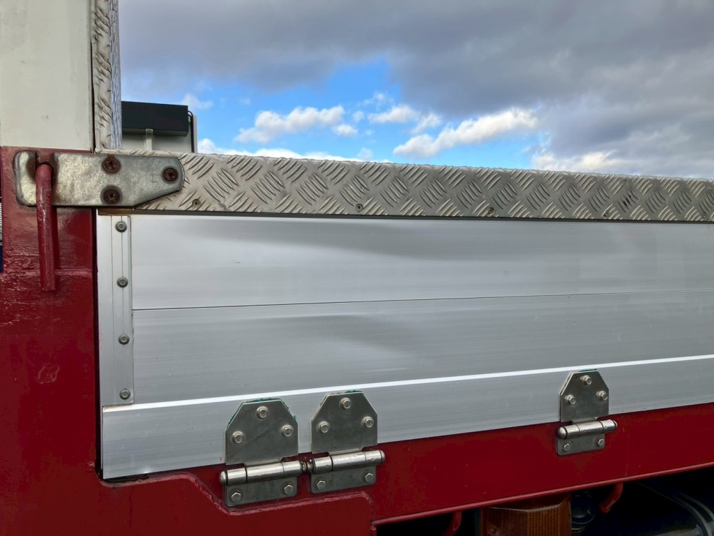 助手席側アオリにキズ・ヘコミがあります。|日野 プロフィア QPG-FR1EXEGの写真35