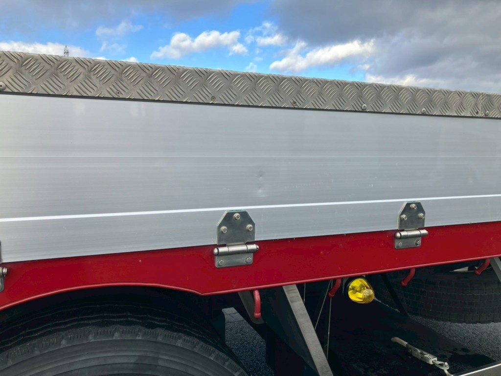 助手席側アオリにキズ・ヘコミがあります。|日野 プロフィア QPG-FR1EXEGの写真37