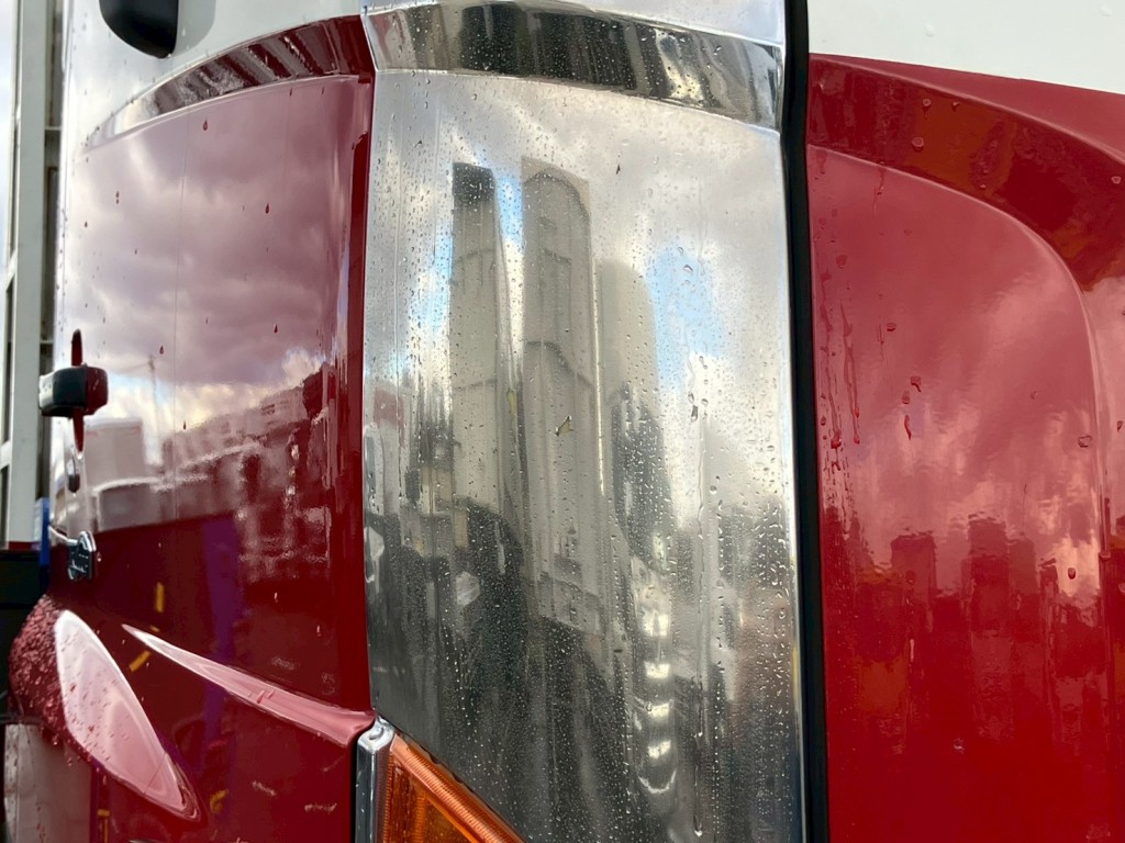 運転席側コーナーパネルにメッキ剥げがあります。|日野 プロフィア QPG-FR1EXEGの写真39