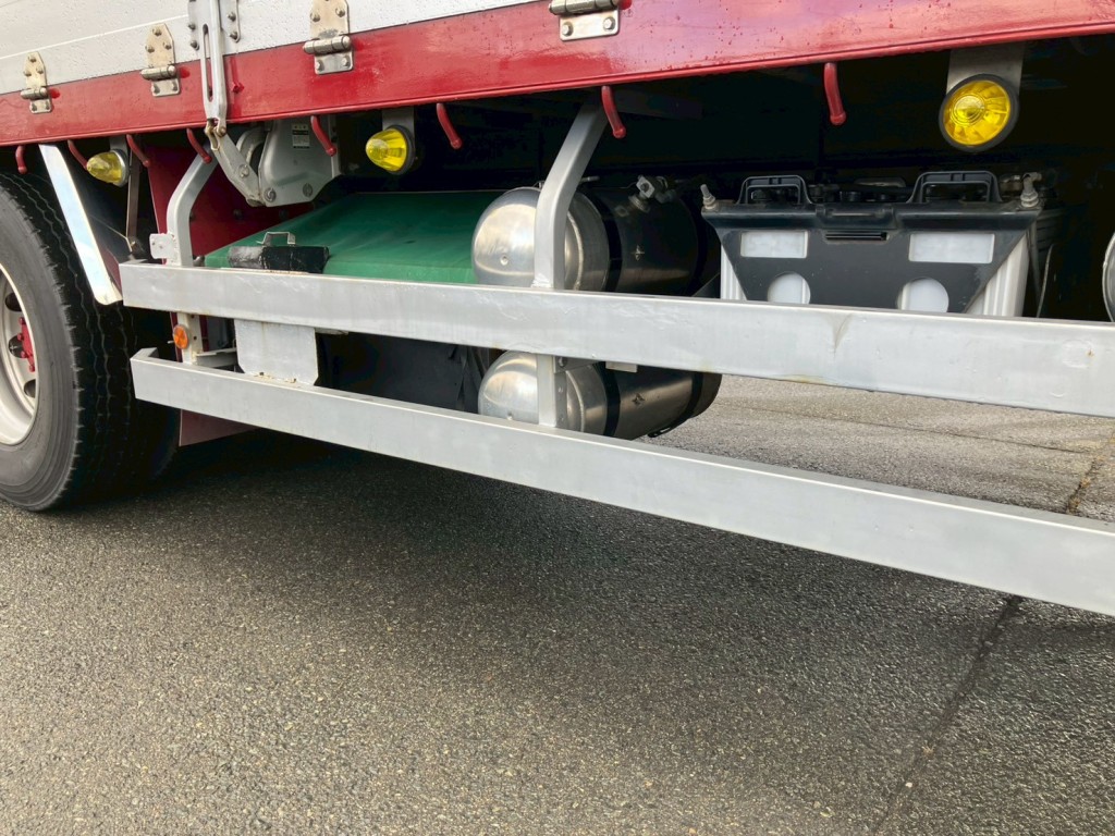 運転席側サイドバンパーにキズ・サビ・塗装跡があります。|日野 プロフィア QPG-FR1EXEGの写真42