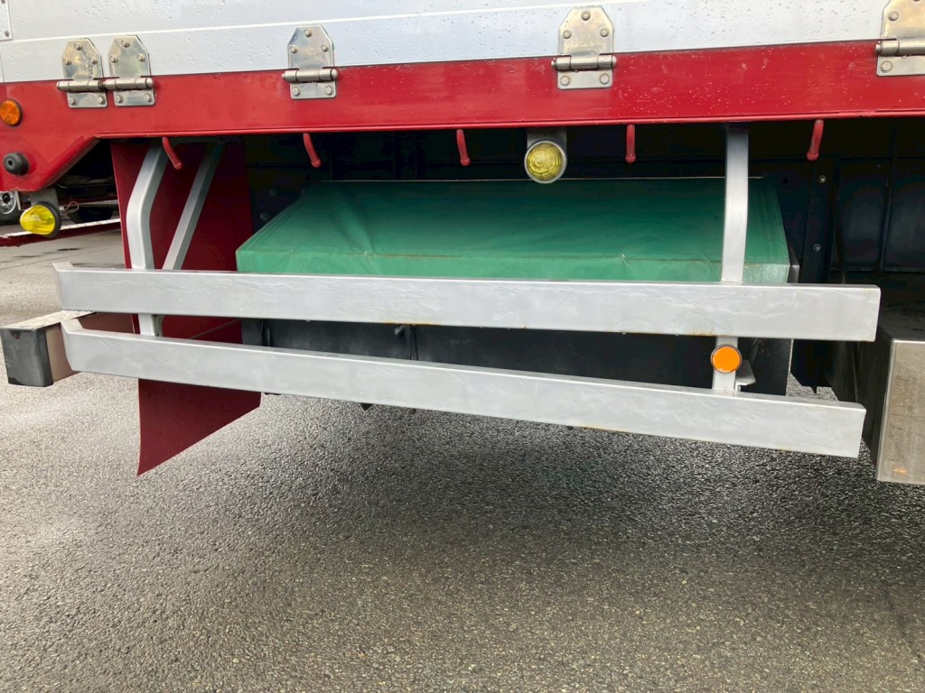 運転席側後方サイドバンパーにキズ・サビ・塗装跡があります。|日野 プロフィア QPG-FR1EXEGの写真43